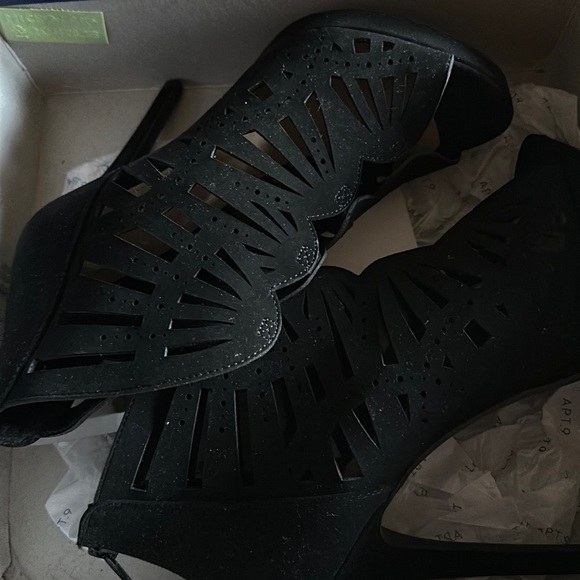 High heeled black booties - Picture 1 of 6